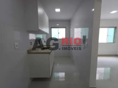 Casa de Condomínio com 2 Quartos para alugar, 75m² no Vila Valqueire, Rio de Janeiro