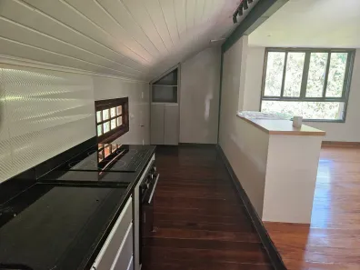 Apartamento com 3 Quartos para alugar, 176m² no Carangola, Petrópolis