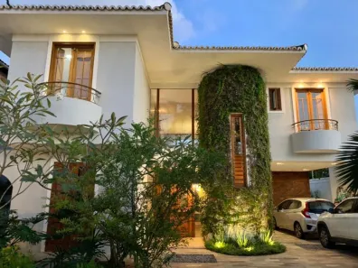 Sobrado com 4 Quartos para venda ou aluguel, 250m² no Centro, Porto Seguro