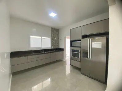 Casa de Condomínio com 3 Quartos para alugar, 280m² no Vila Oliveira, Mogi das Cruzes