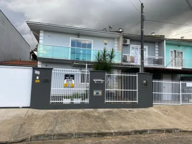 Sobrado com 3 Quartos para alugar, 150m² no Nova Brasília, Joinville