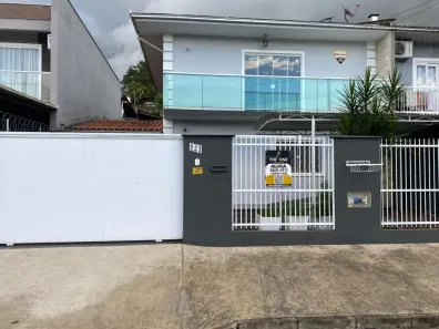 Sobrado com 3 Quartos para alugar, 150m² no Nova Brasília, Joinville