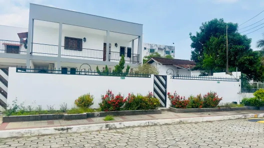Casa de Condomínio com 5 Quartos para alugar, 500m² no Chapada, Manaus