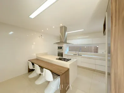 Casa de Condomínio com 5 Quartos para alugar, 336m² no Jardins Valência, Goiânia