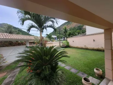 Casa de Condomínio com 4 Quartos para alugar, 233m² no Camorim, Rio de Janeiro