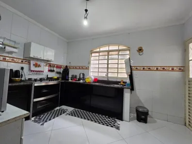 Sobrado com 3 Quartos para alugar, 200m² no Santa Maria, Brasília
