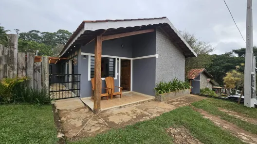 Casa de Condomínio com 2 Quartos para alugar, 70m² no Piracaia, Piracaia