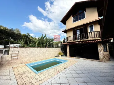 Casa com 3 Quartos para alugar, 200m² no Carangola, Petrópolis