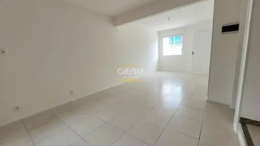 Sobrado com 3 Quartos para alugar, 100m² no Iririú, Joinville