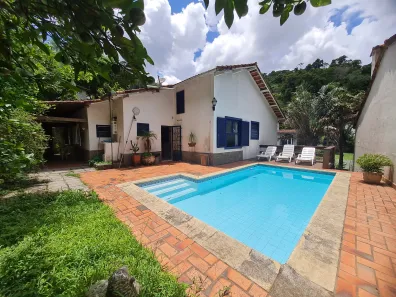 Casa com 3 Quartos para venda ou aluguel, 450m² no Nogueira, Petrópolis