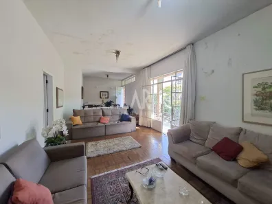 Casa com 4 Quartos para alugar, 241m² no Santo Antônio, Belo Horizonte