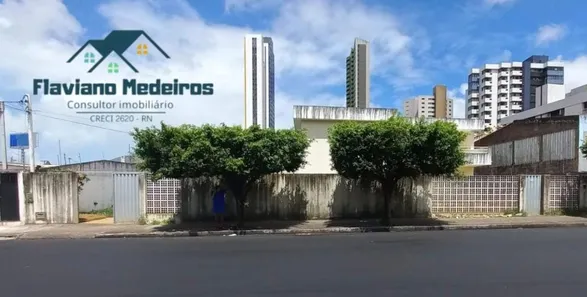 Sobrado com 4 Quartos à venda, 900m² no Candelária, Natal