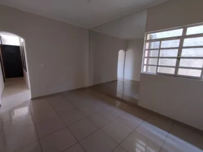 Casa com 3 Quartos para alugar, 200m² no Santa Efigênia, Belo Horizonte