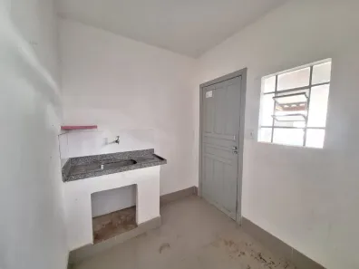 Casa com 2 Quartos para alugar, 40m² no Santa Tereza, Belo Horizonte