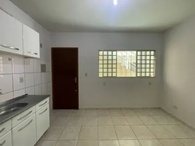 Kitnet para alugar, 35m² no Zona 07, Maringá