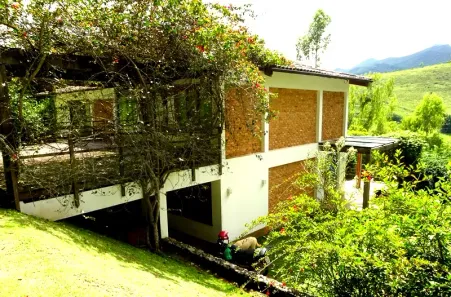 Casa de Condomínio com 4 Quartos para venda ou aluguel, 400m² no , Petrópolis