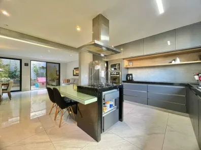 Casa com 5 Quartos para alugar, 320m² no Santo Antônio, Belo Horizonte