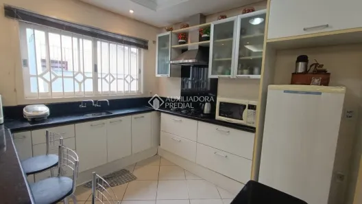 Sobrado com 4 Quartos para alugar, 307m² no Igara, Canoas