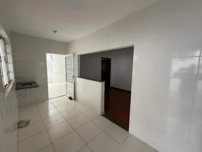Casa com 2 Quartos para alugar, 65m² no São Marcos, Belo Horizonte