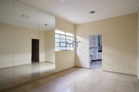 Casa com 3 Quartos para alugar, 220m² no Santa Efigênia, Belo Horizonte