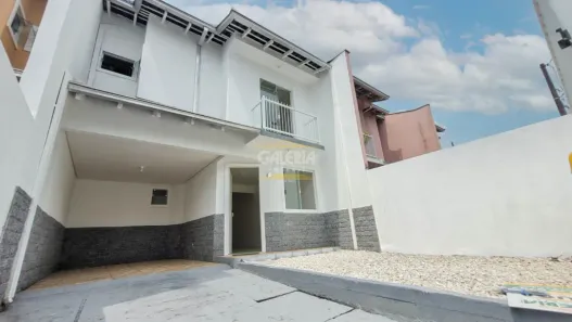 Sobrado com 3 Quartos para alugar, 100m² no Iririú, Joinville