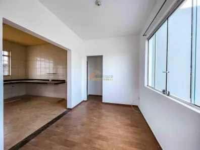 Casa com 3 Quartos para alugar, 95m² no São José, Divinópolis