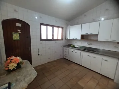 Casa com 2 Quartos para alugar, 140m² no Candelária, Natal
