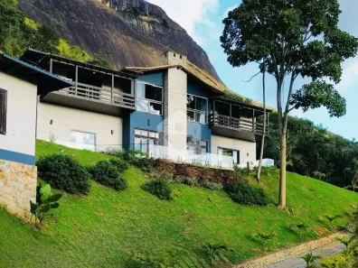 Casa com 5 Quartos para venda ou aluguel, 1060m² no Samambaia, Petrópolis