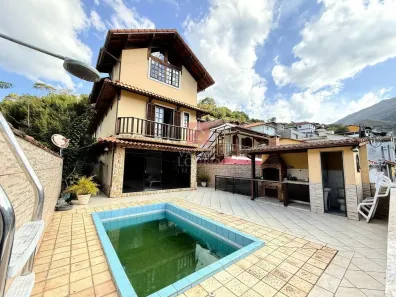Casa com 3 Quartos para alugar, 200m² no Carangola, Petrópolis