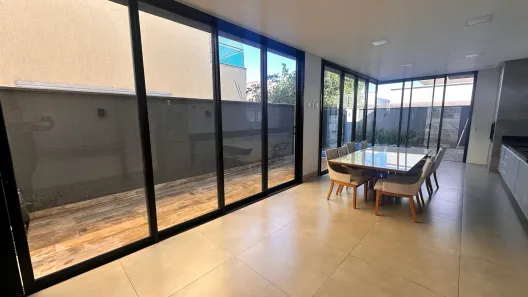 Casa de Condomínio com 3 Quartos para alugar, 202m² no Jardins Madri, Goiânia