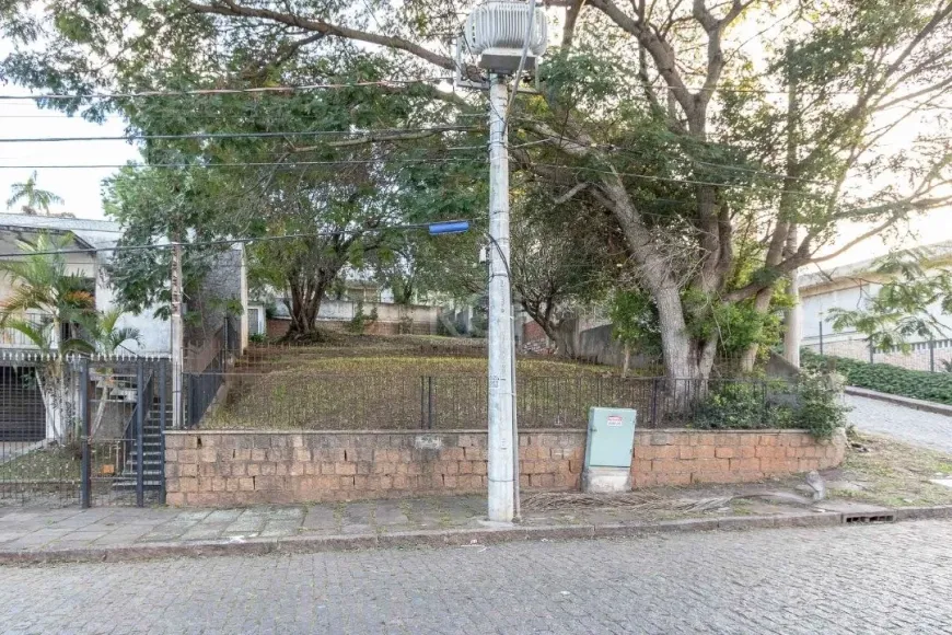 Foto 1 de Lote/Terreno à venda, 743m² em Medianeira, Porto Alegre