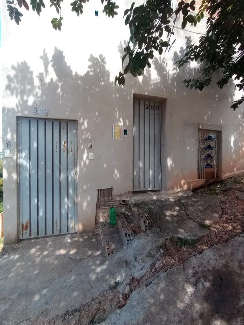 Foto 1 de Casa com 1 Quarto para alugar, 11m² em Capitão Eduardo, Belo Horizonte