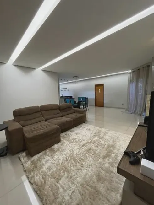 Foto 1 de Casa com 4 Quartos à venda, 260m² em Santa Mônica, Uberlândia