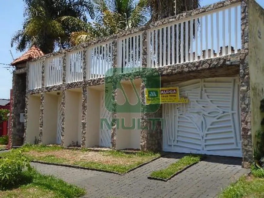 Foto 1 de Casa com 3 Quartos para alugar, 200m² em Santa Mônica, Uberlândia