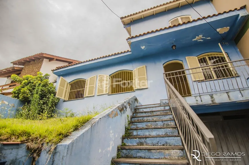 Foto 1 de Casa com 3 Quartos à venda, 170m² em Passo da Areia, Porto Alegre