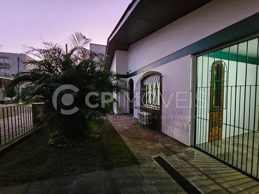 Foto 1 de Sobrado com 3 Quartos à venda, 187m² em Vila Ipiranga, Porto Alegre