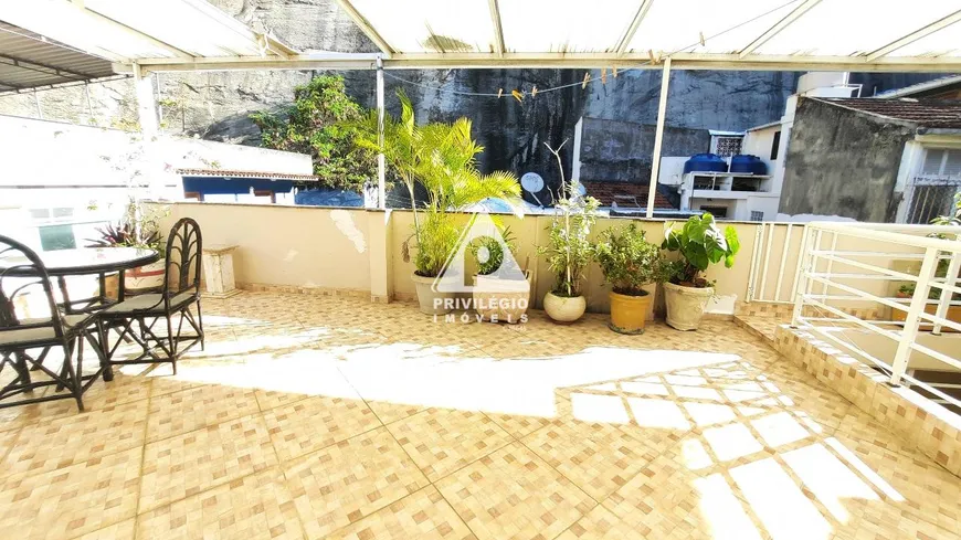 Foto 1 de Casa com 3 Quartos à venda, 260m² em Catete, Rio de Janeiro