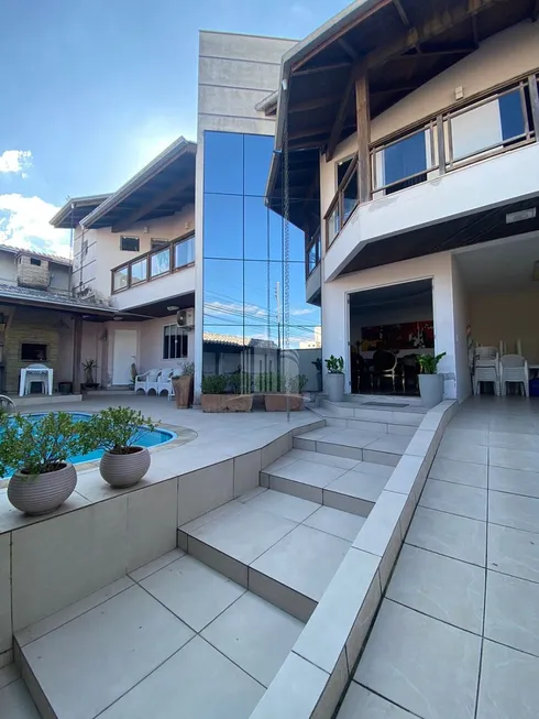Foto 1 de Casa com 5 Quartos à venda, 270m² em Nacoes, Balneário Camboriú