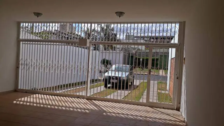 Foto 1 de Casa com 3 Quartos à venda, 380m² em Umuarama, Uberlândia