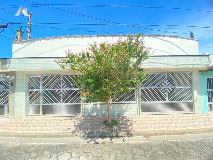 Foto 1 de Sobrado com 6 Quartos à venda, 194m² em Centro, Mongaguá