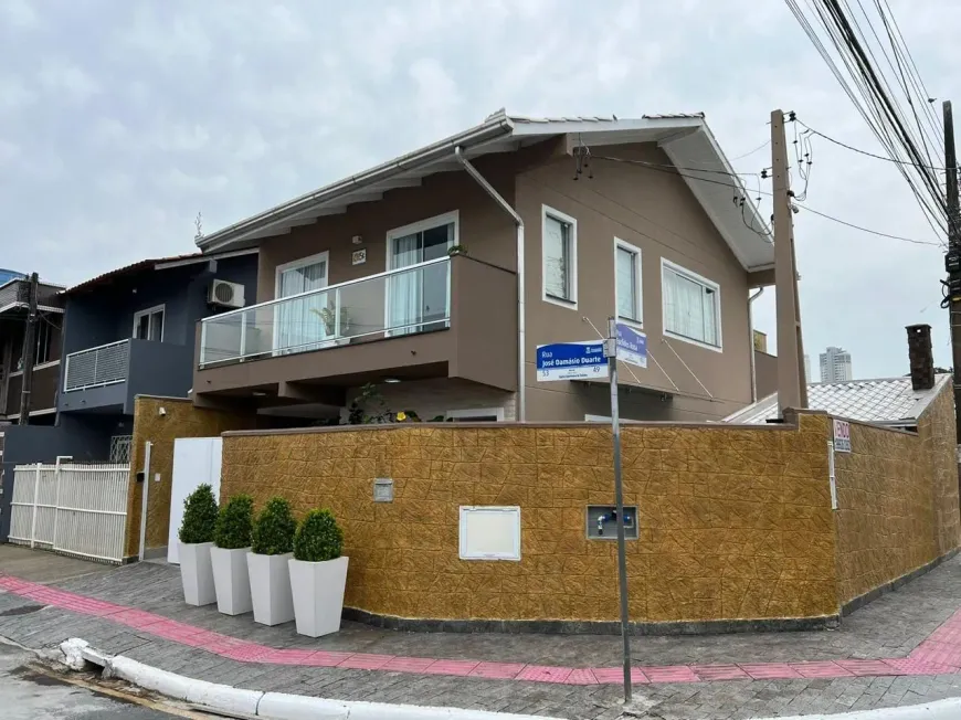 Foto 1 de Casa de Condomínio com 2 Quartos para alugar, 170m² em Barra, Balneário Camboriú