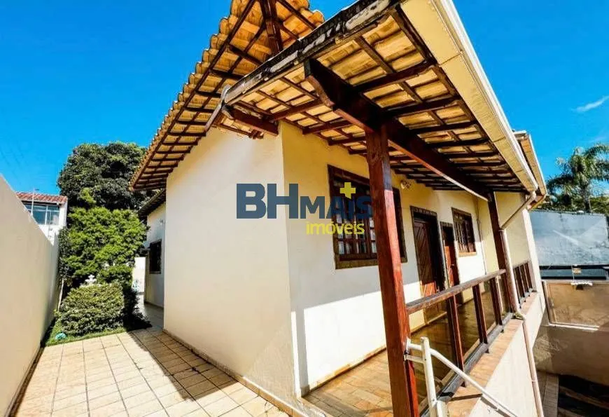 Foto 1 de Casa com 4 Quartos à venda, 227m² em Castelo, Belo Horizonte
