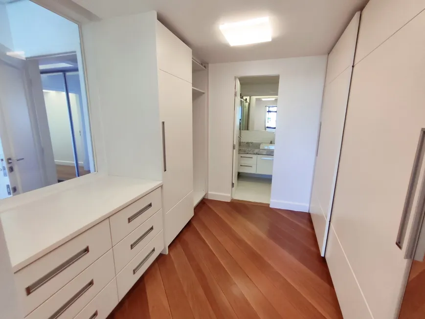 Foto 1 de Apartamento com 4 Quartos à venda, 175m² em Praia Campista, Macaé