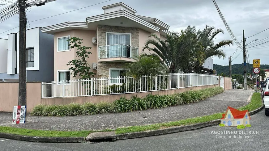 Foto 1 de Sobrado com 4 Quartos à venda, 217m² em Iririú, Joinville