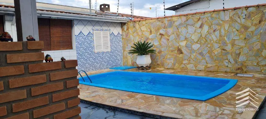 Foto 1 de Sobrado com 3 Quartos à venda, 200m² em São Benedito, Pindamonhangaba