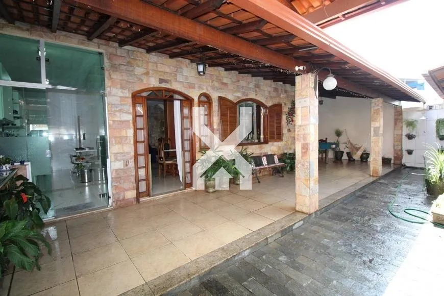 Foto 1 de Casa com 3 Quartos à venda, 280m² em Dona Clara, Belo Horizonte