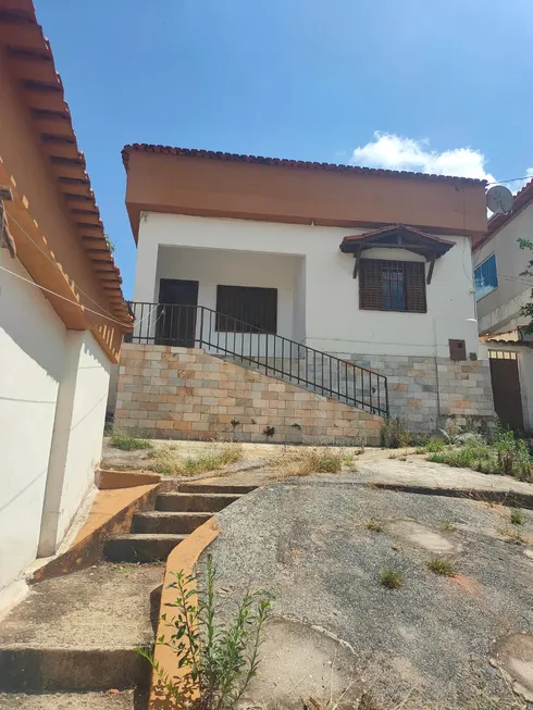 Foto 1 de Casa com 2 Quartos à venda, 139m² em Minascaixa, Belo Horizonte