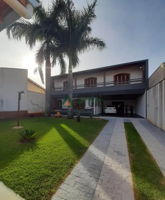 Foto 1 de Casa com 3 Quartos à venda, 264m² em Coliseu, Londrina