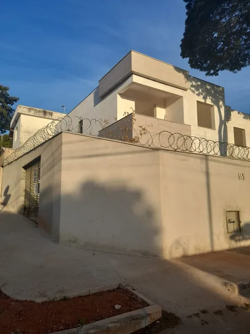 Foto 1 de Casa com 3 Quartos à venda, 109m² em Rio Branco, Belo Horizonte