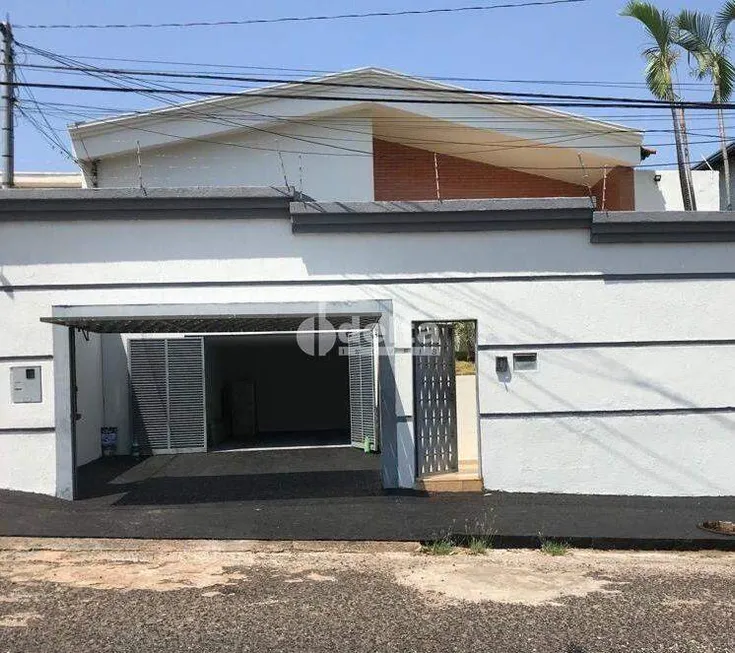 Foto 1 de Casa com 3 Quartos para alugar, 320m² em Osvaldo Rezende, Uberlândia